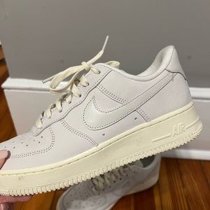 NIKE AIR FORCE 1 - OFF WHITE SUEDE - FOR WOMEN - US SIZE 8